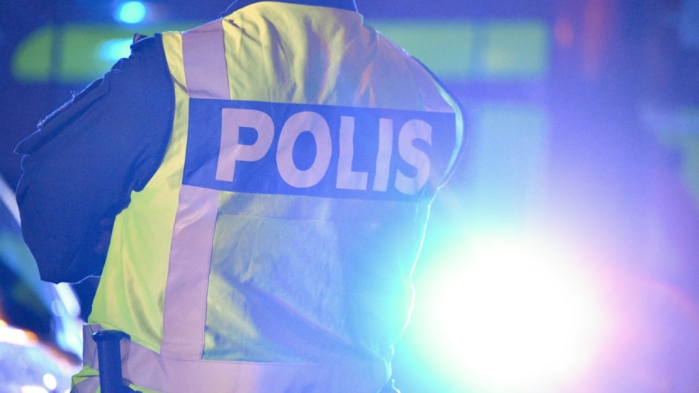 En man i 20-årsåldern har anmält till polisen att han blivit rånad i Gränbyparken.