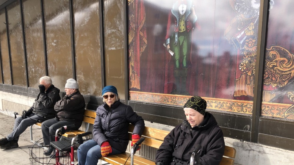 Astrid Salomonsson (i blå mössa) säger att kommunen måste gilla läget. De övriga på bilden är inte med i artikeln.