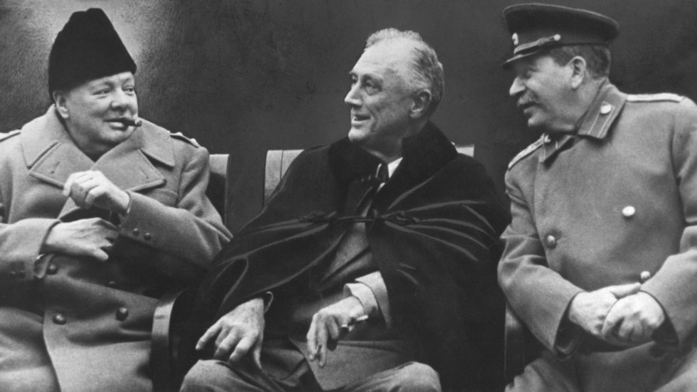 De tre allierade länderna, dåvarande Sovjetunionen, USA och Storbritannien. Sittande (fr.v.) Winston Churchill med cigarr, Franklin D Roosevelt och Josef Stalin vid Jaltakonferensen i februari 1945. Några månader senare var Nazityskland besegrat och andra världskriget slut.