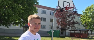 Flyttar hemifrån för att satsa på basket