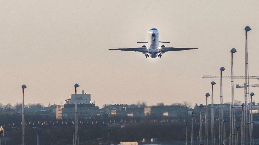 Det kan inte vara förenligt med den kommunala kompetensen att skattesubventionera charterflyg, menar insändarskribenten.