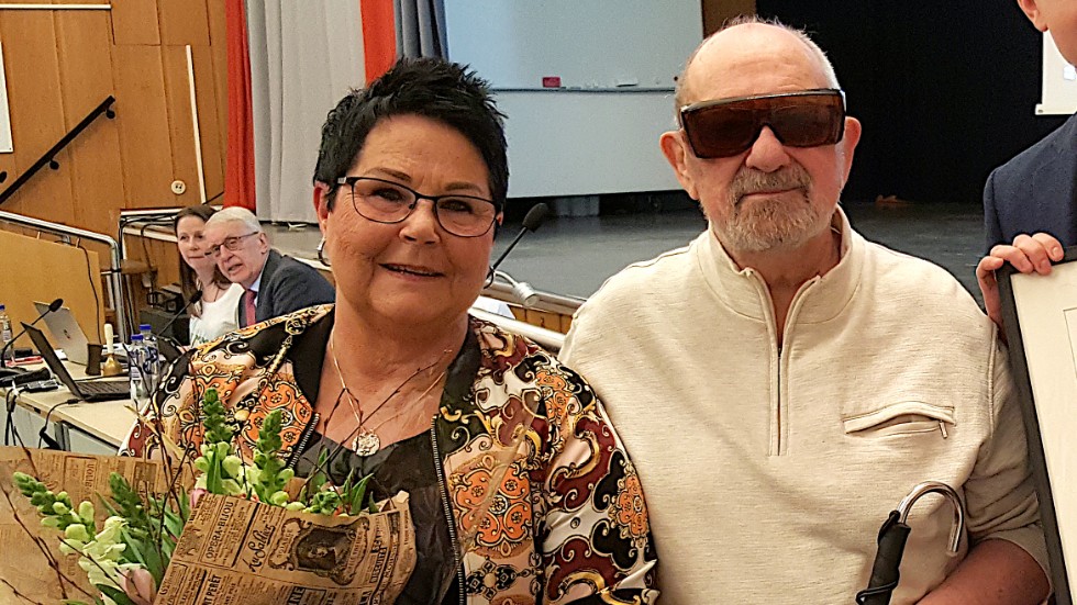 Karin Almgren är en värdig mottagare av kommunens tillgänglighetspris (på bilden med prisets initiativtagare Janne Wigdell), skriver Lena Thorén och Elsie Johansson.