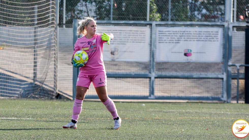 Mitt under en match. Tea Lundmark in action.