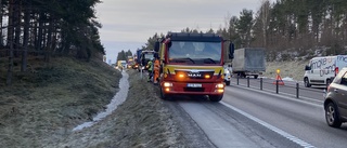 Bil med släp körde in i mitträcket – långa köer