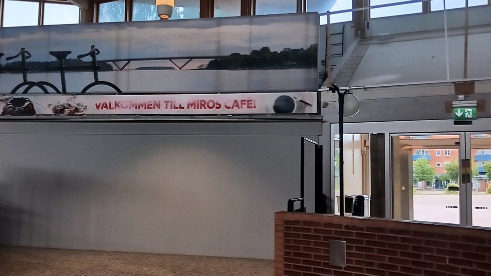 Lokalen vid Ica Maxis entré var förut Miros Café. Caféet fick stänga för ett år sedan, men skylten sitter ännu kvar.