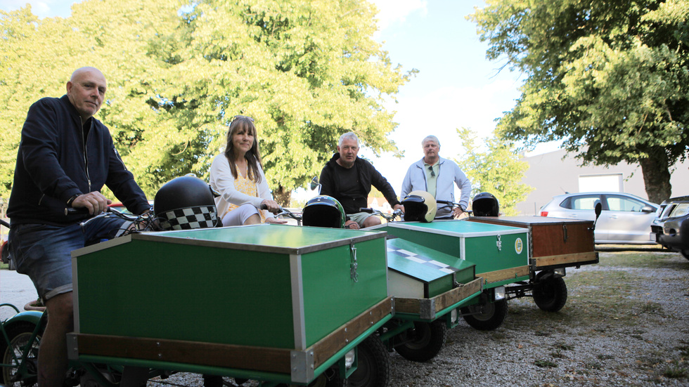 Krister Levin, Marie Eriksson, Janne Ehrensky och Inge Zetterlund gör Gotland på flakmoped. 