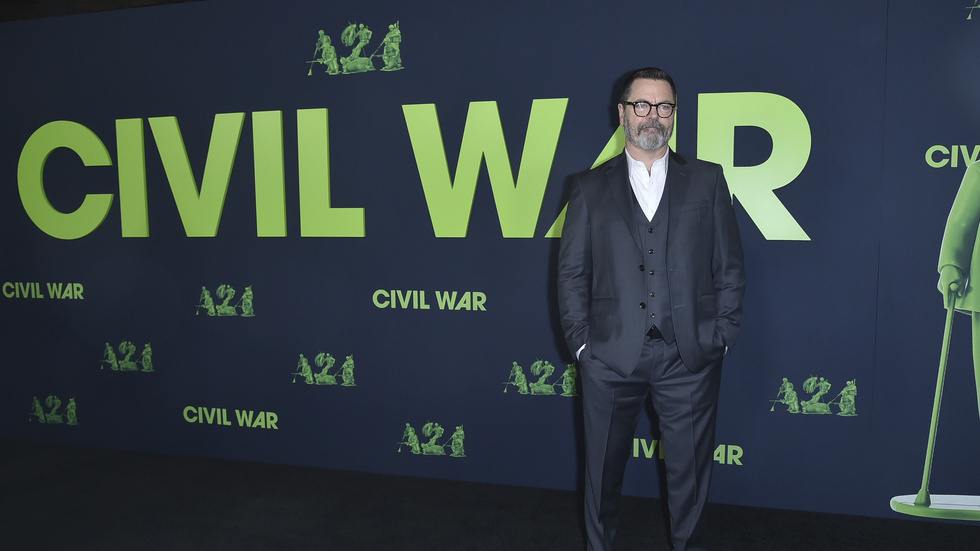 Skådespelaren Nick Offerman spelar president i USA i filmen "Civil War" som hade premiär i mitten av april i år 2024. Folkbladets krönikör Leo de Bruin är tämligen bestämd i sin uppfattning om att filmens inbördeskrig inte på något sätt är aktuellt i dagens USA. Även om rapporteringen från politikens ytterkanter ibland kan få oss att tro att kriget är nära. 