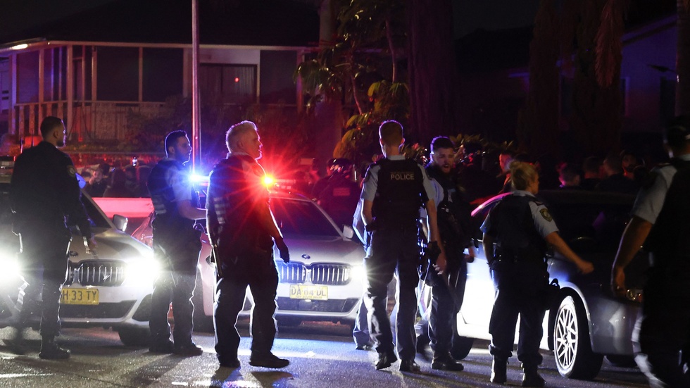 Poliser utanför kyrkan i Sydneyförorten Wakeley efter måndagens knivattack.