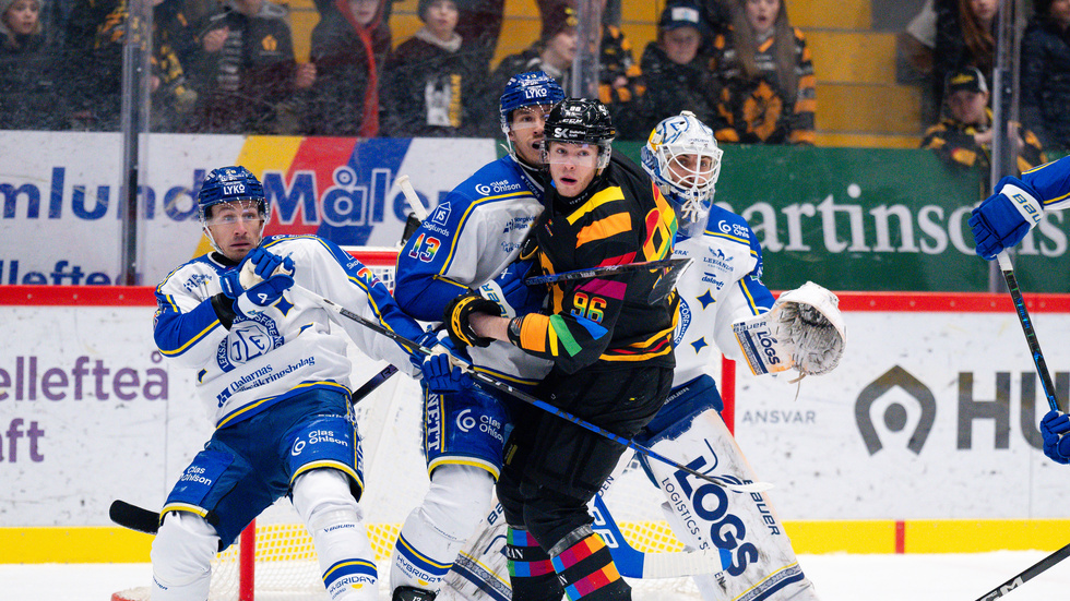 Leksands Patrik Norén och Jon Knuts i tuff närkamp med AIK:s Rickard Hugg. 