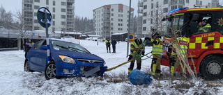 Bil krockade med skylt på Västerleden