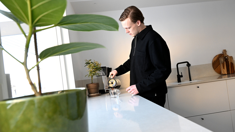 Sedan 2022 har Linus Lindström bott i radhuset på Morön tillsammans med sambon Elvira Wikström.