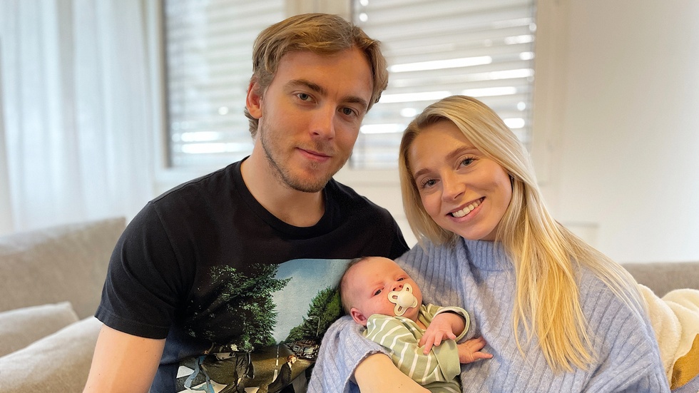 Andreas Wingerli, Agnes Hägglund och Henning Wingerli är alla på gott humör när Norran gästar familjen i hemmet i Schweiz. 