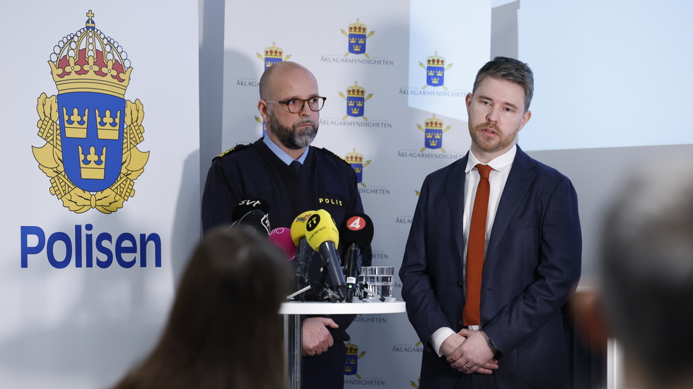 Erik Grönvall, kammaråklagare och förundersökningsledare, och Andreas Pallinder, utredningschef vid polisen i Uppsala, under en pressträff på torsdagen i polishuset i Uppsala i samband med att åklagarmyndigheten kommer med beslut i åtalsfrågan om mord på en kvinna i Uppsala i september 2023.