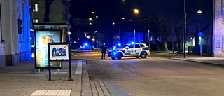 Bil rammade grind vid polishuset – man anhållen för grovt brott