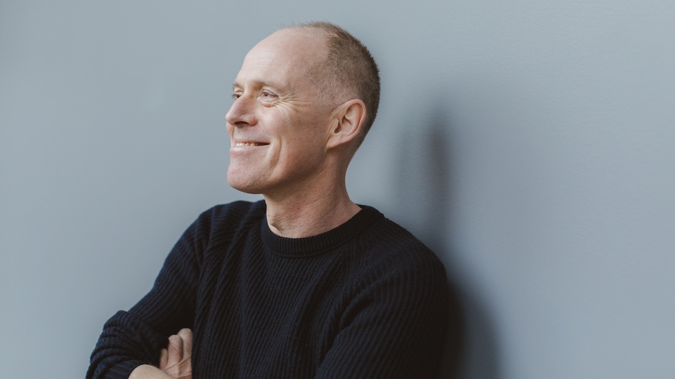 Den norske författaren Geir Gulliksen (född 1963) debuterade redan 1986. Han blev känd för en större publik efter succéromanen "Berättelse om ett äktenskap" (2016).