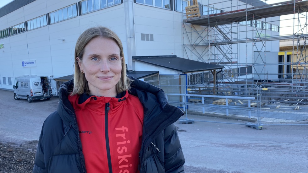 Maja Löfstedt är platschef i Motala på Friskis och svettis. Öppningen är nu satt till 9 september och invigning 14 september.