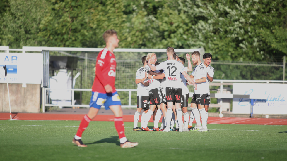 Måljubel Maif efter att Simon Karlsson nickat in målet som gjorde att Maif utökade ledningen till 2-0.