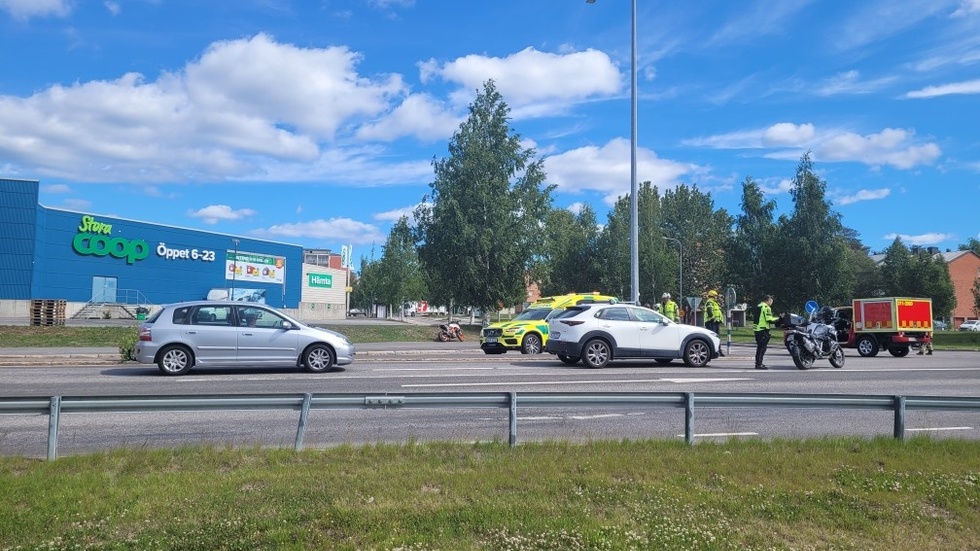 En trafikolycka mellan en motorcykel och en bil inträffade under måndagen på Örnäset i Luleå.
