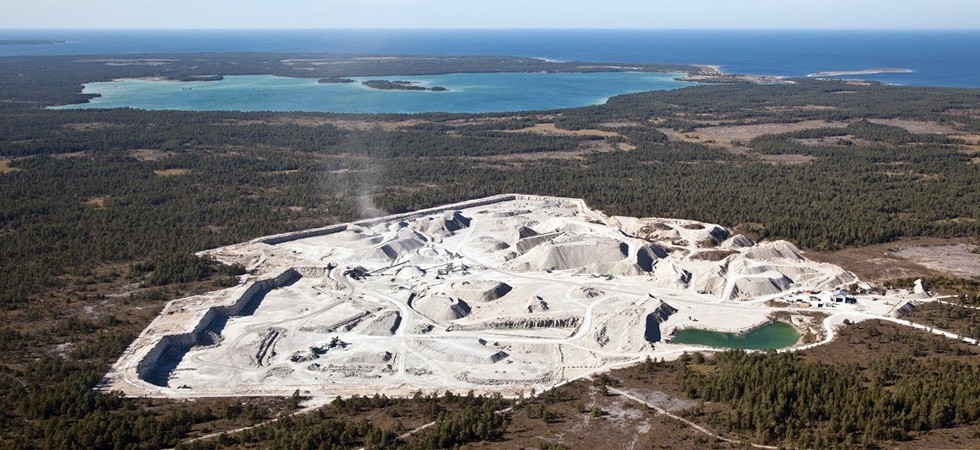 Efter att regeringen 2015 beslutade att utvidga Natura 2000-områden på norra Gotland har SMA Mineral inte fått något nytt tillstånd för brytning vid Stucks i Bunge. Bolaget stämde staten, men krav på 3,7 miljarder kronor i intrångsersättning.