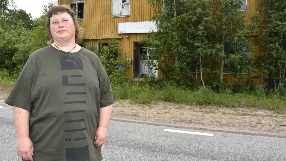 "Fastigheten skämmer hela bygden" säger Karin Karlsson som gläds över att frågan om rivning nu aktualiseras.
