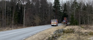 Just nu: Träd över vägen skapar problem i trafiken på väg 919