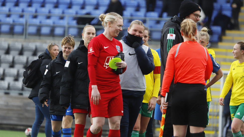 Hedvig Lindahl och Tuva Brannemo (till höger om ikonen) kamperade ihop under matchen. Bakom Lindahl syns provspelande målisen Clara Wiklund från Linköping.