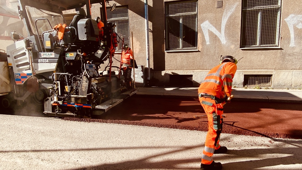 Smedjegatan i centrala Eskilstuna har blivit cykelgata. Så här såg det ut när röd asfalt lades i våras.