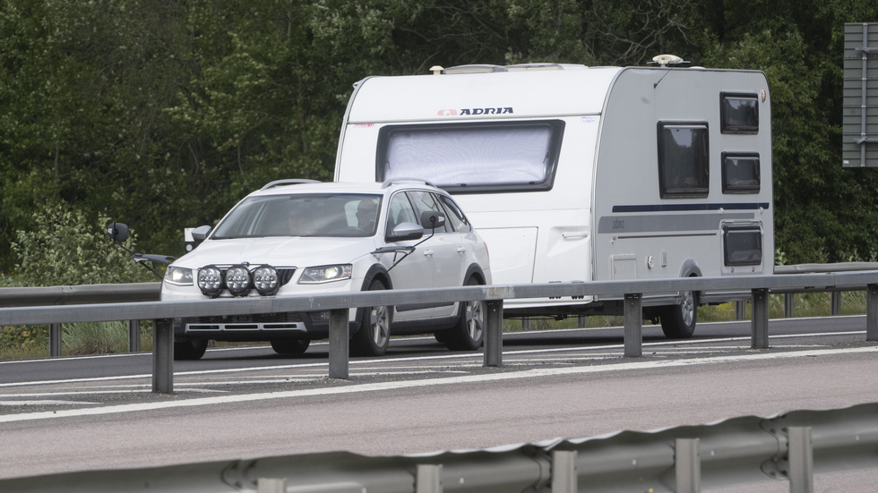 En stillastående husvagn i vänster körfält på E4 orsakar stor påverkan på trafiken. Genrebild.