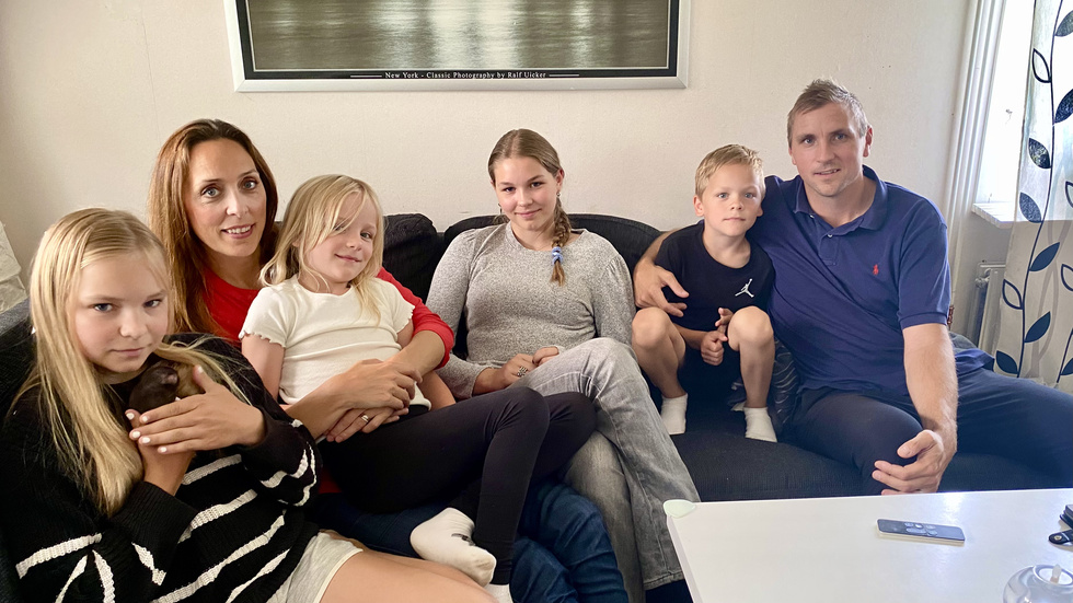 Vardagen för familjen Belfrage/Englund är fylld med sportaktiviteter men Malin och Joakim tycker det är bättre att barnen rör sig än sitter hemma framför mobilen. 