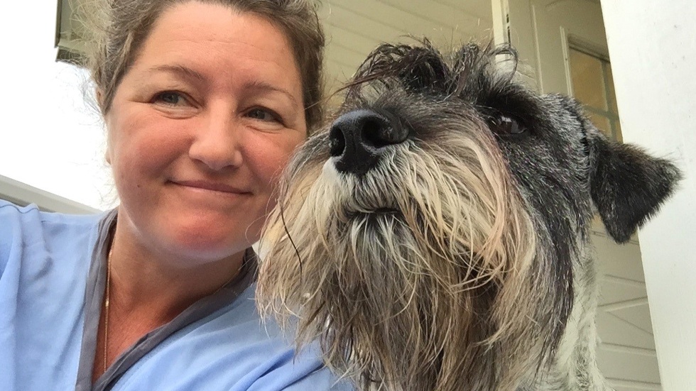 Hunduppfödaren Sara Berg med en av sina hundar. Hon tycker att det skulle vara bra om man kunde bötfälla dem som inte stänger av sina billarm ombord på färjorna.