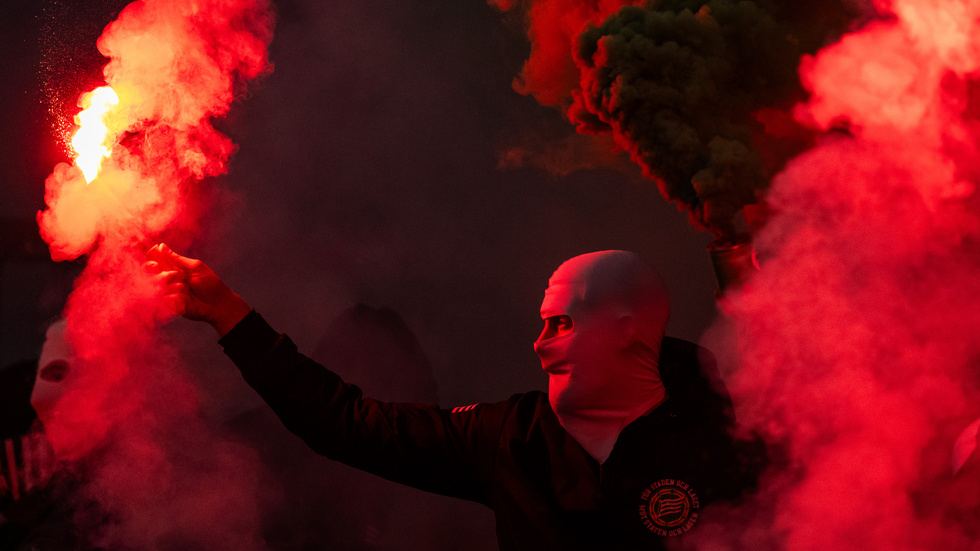 En Hammarbysupporter med en bengal.