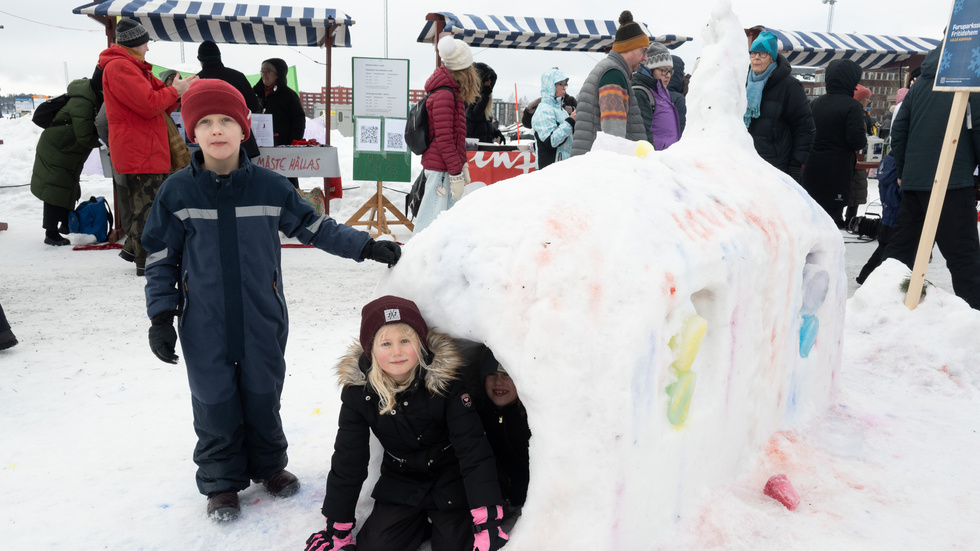 Atle Lahdenperä och Elvira Gullberg leker i snö- och isskulpturerna. "De är jättefina", säger Elvira.