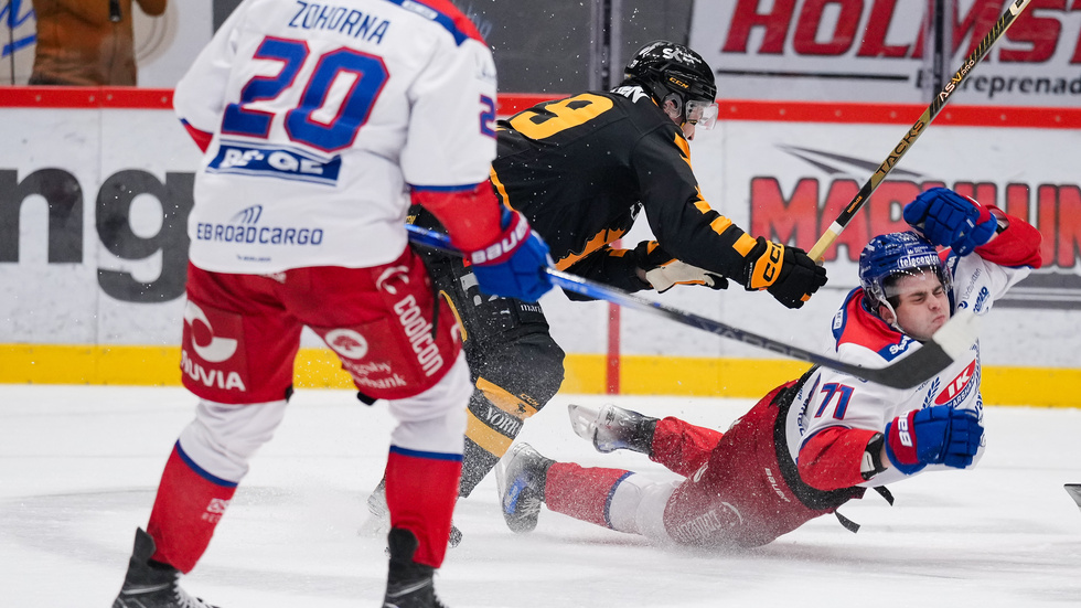 Dylan Sikura och Viktor Lodin hamnade i luven på varandra i den första perioden, efter en situation där båda spelarna fick sätta sig två minuter i utvisningsbåset.