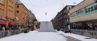 Se: Två motocrosscyklar flyger i luften över Storgatan