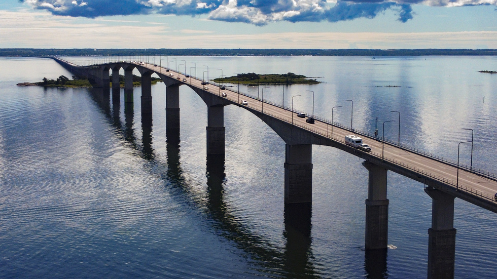 Ölandsbron får en egen tidszon, enligt ett av aprilskämten. Arkivbild.