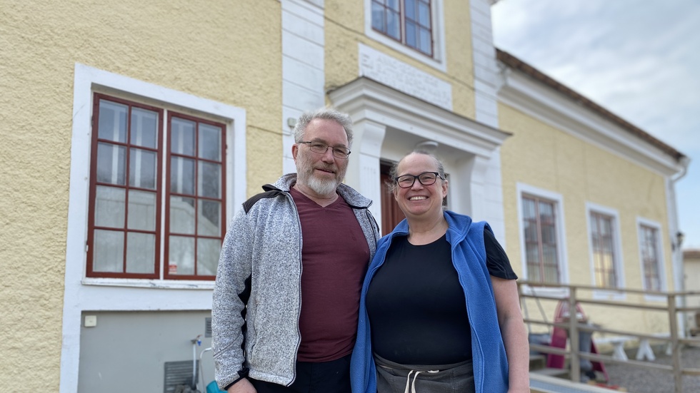 Per-Olov och Åsa Jacobsson på Sigridslunds Café. "Folk som glider in här tror att det är en herrgård", säger de.