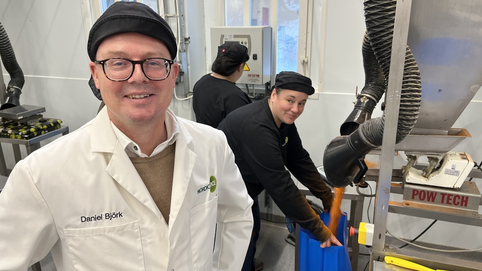 Daniel Björk, vd Nordic Spice. I bakgrunden förpackar Madelene Ström Törnerhag grillkrydda. 