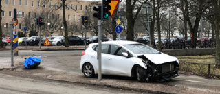 Lastbil med farligt gods krockade med bil i centrala Uppsala