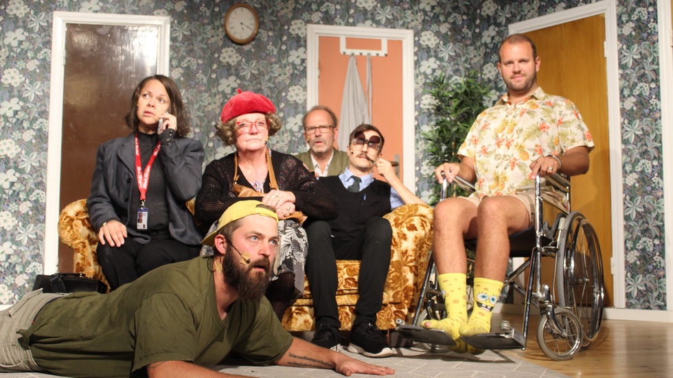 Hannes Haraldsson (liggande), Sara Persson, Mimmi Trysberg, Bengt-Otto Ottosson, Charlie Hallingström och Marcus Fyrberg bjuder in till fars i mars, när "Fullt frisk" spelas under två kvällar i Hörsalen i Norrköping.