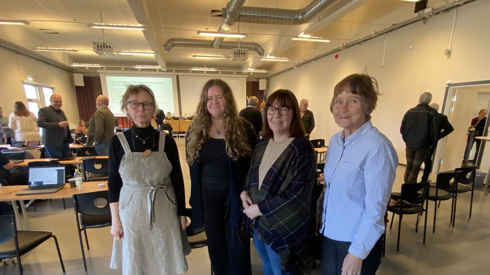 Margareta Ellnebo, Julia Venneberg, Lena Karlsson och Birgitta Hermanson från bygderådet i Mellösa var glada efter det definitiva beskedet om att Kyrkskolan räddas.