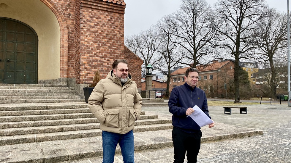 Kommunstyrelsens ordförande Jimmy Jansson (S) och kommunstyrelsens andre vice ordförande Jari Puustinen (M) under presskonferensen på fredagen.