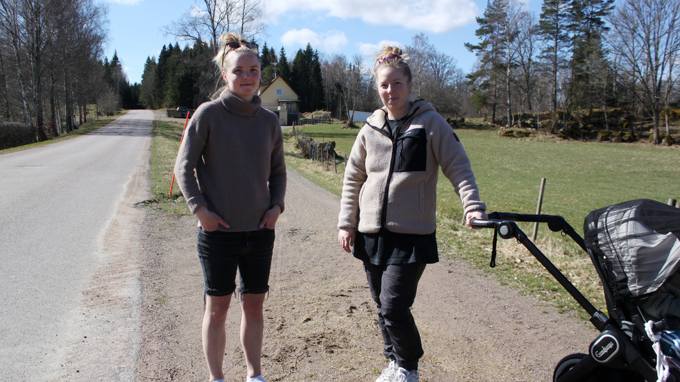 Systrarna Josefine Larsson och Nathalie Larsson har kämpat för att få gatubelysning längs Gunnekullavägen. Men det blir inget gehör hos kommunen, som avslår deras medborgarförslag.