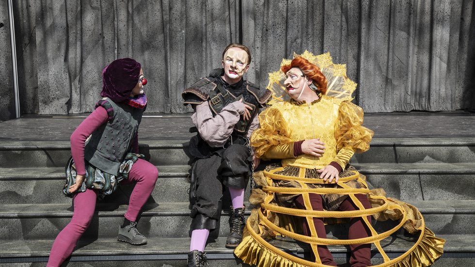 Maja Runeberg, Erik Kaa Hedberg och Jonas Hellman-Driessen i pjäsen ”Richard III”.
