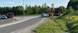 Två bilar i krock i Bergsbyrondellen