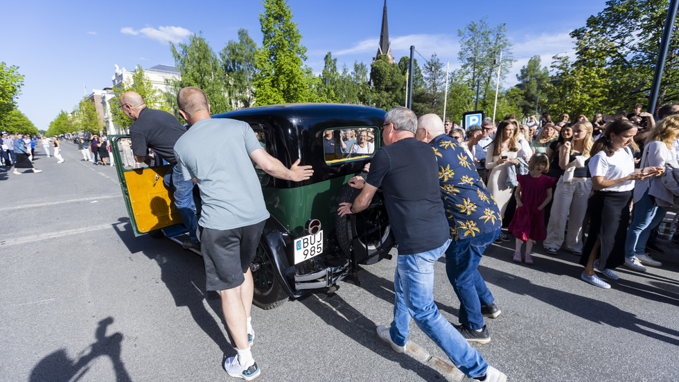 Studentfirandet blev lite svårstartat för några studenter som åkte i en 96 år gammal amerikansk bil. Men tillskyndande besökare lyckades bilen få bilen ett rulla fram till den röda mattan.