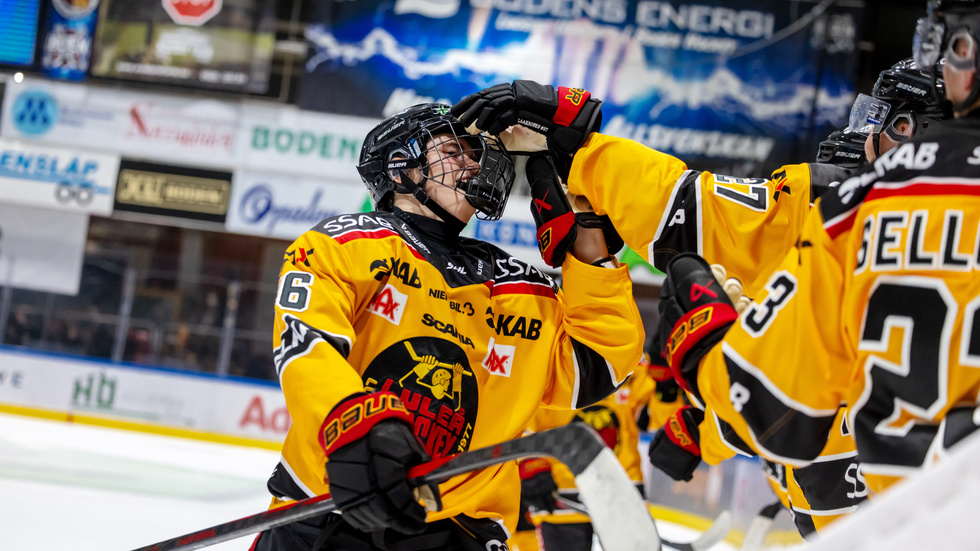 Oliwer Sjöström gjorde sitt första mål i Luleå Hockeys A-lag i slutet av den andra perioden.