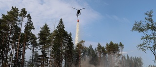 Stor skogsbrand – vattenbombades av helikopter