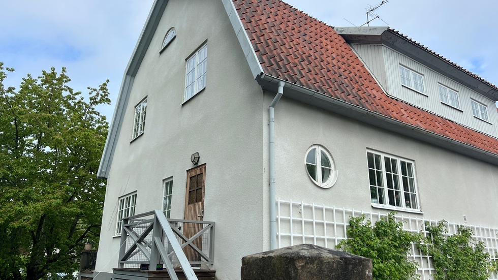 Birgitta Ed, Ulf Kristerssons fru och präst i Strängnäs domkyrkoförsamling med Aspö, meddelade under torsdagen att paret ska sälja villan i Strängnäs.