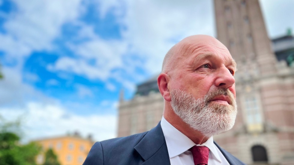 Christopher Jarnvall (SD) vill ha förtroende att leda Norrköping. Samtidigt har han haft problem med ekonomin i sina bolag, han har missat att betala skatt och har inte lämnat in årsredovisningar i tid.