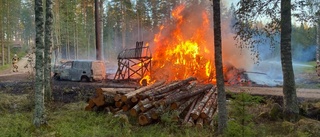 Dramatisk bilbrand i Vimmerby kommun • VIDEO: Se när brandmännen släcker lågorna • Föraren berättar vad som hände